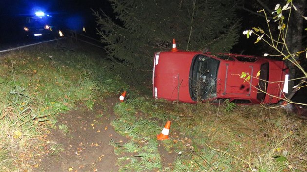 Nehoda se stala v nedli v noci na silnici z Lenory do Volar. idi vyvzl bez zrann.