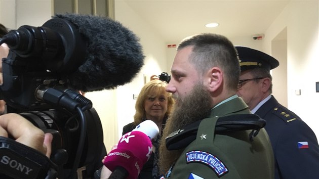 Martin Zapletal, který v květnu vystrčil holý zadek na americký konvoj ve Vyškově, přišel k soudu ve vojenské uniformě. Jeho čin byl vyhodnocen jako přestupek. (20.10.2016)