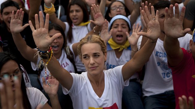 Lilian Tintori (uprosted v blm), manelka vznnho ldra opozice Leopolda Lopeze na demonstraci v Caracasu (26. jna 2016).