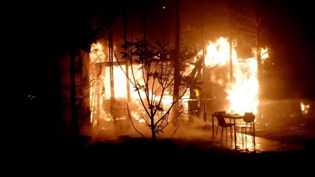 Při požáru chatky u obce Suchý na Blanensku se zranili dva lidé (23. října 2016).