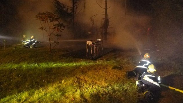 Při požáru chatky u obce Suchý na Blanensku se zranili dva lidé (23. října 2016).