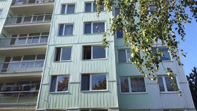 Hasi se ztil z tetho patra v ulici Bolosk, kdy lezl oknem do bytu zavt pvod vody (23. jna 2016).