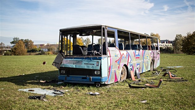 Vrak autobusu stoj nedaleko cyklostezky v mstech, kde lid asto ven psy.