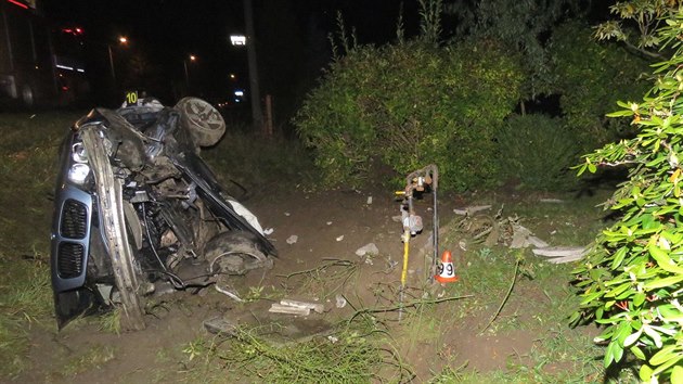 Snmek z nehody BMW, kter po smyku bouralo v obci Klterec na umpersku ped plnoc v ptek 21. jna. Po nrazu do sloupku a mostu vyletlo z pkopu do vzduchu a dopadlo na plynovou ppojku.