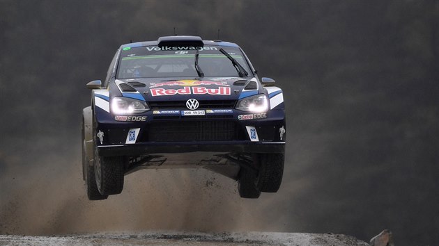 Sebastian Ogier se svm Volkswagenem bhem Britsk rallye.