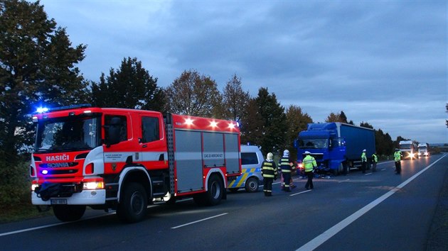 Řidič dodávky nepřežil na Mělnicku střet s nákladním vozem (20.10.2016).