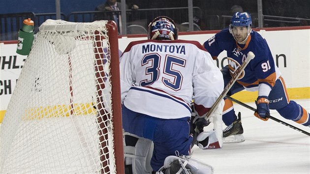 John Tavares z New York Islanders v glov anci ped brankem Montrealu Alem Montoyou.