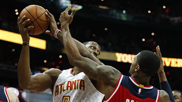 Dwight Howard z Atlanty (vlevo) u me, brn ho Bradley Beal z Washingtonu.