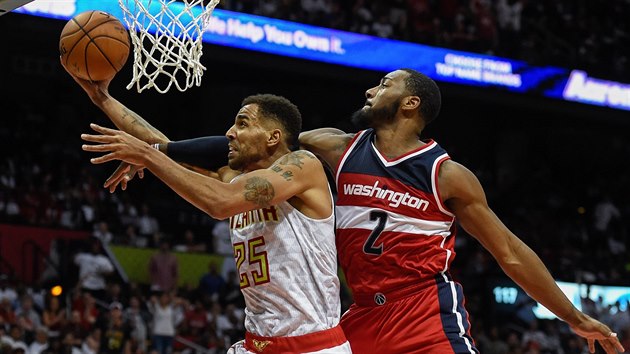 Thabo Sefolosha z Atlanty zakonuje, fauluje ho John Wall z Washingtonu.