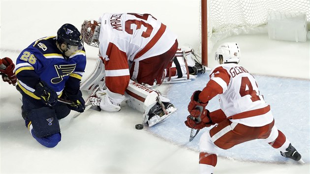 Brank Detroitu Petr Mrzek v nepehledn situaci vyrazil puk brusl, jist ho jeho spoluhr Luke Glendening, right.