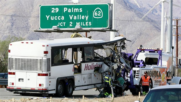 Poblíž Palm Springs v Kalifornii došlo k tragické srážce autobusu s kamionem. (23. října 2016)