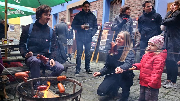 Lid stojc o vylepen Kollrovy ulice v Plzni se seli na dvorku Zach's pubu, kter v ulici sdl. (22. jna 2016)