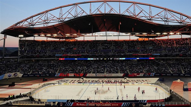 Pohled na stadion Investors Group Field ve Winnipegu, kde se hrlo utkn Heritage Classic mezi domcm tmem a Edmontonem.