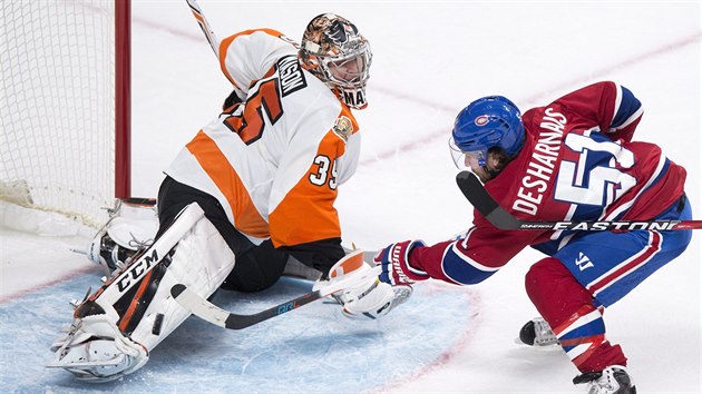 Glman Steve Mason z Philadelphie likviduje anci Davida Desharnaise z Montrealu.