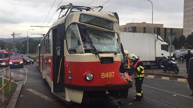 V ptek se v Modanech srazila tramvaj s nkladnm autem, dva cestujc byli zranni. (21.10.2016)