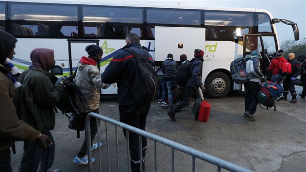 Migranti v uprchlickém táboře v Calais čekají na evakuaci do jiných ubytovacích středisek po celé Francii. Francouzské úřady totiž tábor v Calais likvidují (24. října 2016).