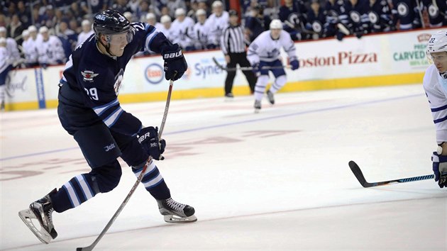 Patrik Laine z Winnipegu pekonv glmana Toronta.