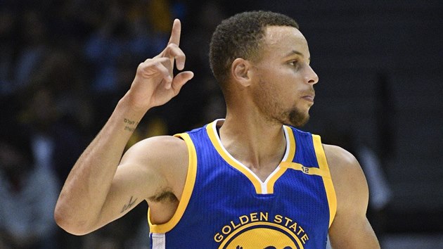 Stephen Curry z Golden State se raduje ze sv trefy.