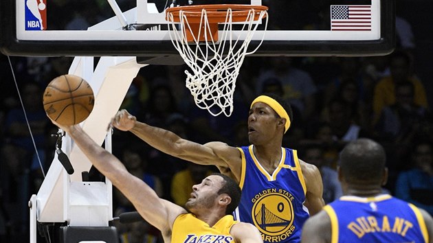 Patrick McCaw (0) z Golden State blokuje pokus  Larryho Nance Jr. z LA Lakers.