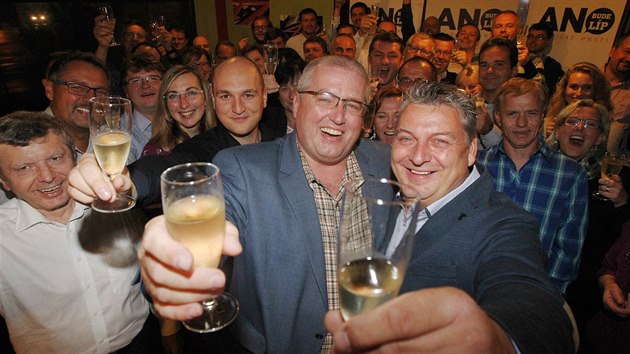 Zleva Petr Urbnek a Jan Richter pi oslav vtzstv hnut ANO v letonch krajskch volbch.