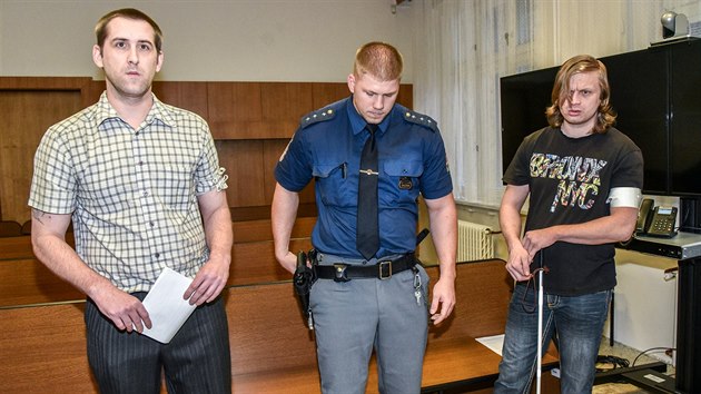 Obvinn Petr Sedlek a Josef Mal (zleva). Mal piel k soudu s hol, protoe nkolik let po incidentu oslepl.