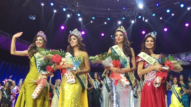 Miss Earth 2016 se stala modelka a kosmetička Katherine Espinová z Ekvádoru (druhá zleva).