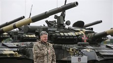 Ukrajinský prezident Petro Poroenko nedaleko Charkova pedává armád novou...