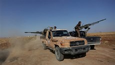 Syrtí povstalci podporovaní Tureckem útoí na pozice SDF u msta Tell Rifát v...