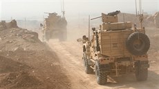Obrněná vozidla pešmergů severně od Mosulu (26. října 2016)