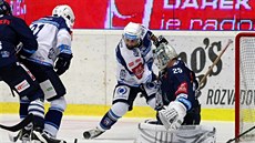 Jaroslav Kracík (druhý zleva) z Plzn� se pokou�í p�ekonat branká�e Jána La�áka...