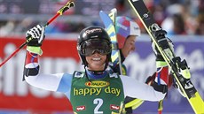 Lara Gutová se usmívá, práv vyhrála vyhrála úvodní závod sezony - obí slalom...