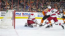 Jakub Voráek z Philadelphie skóruje  v utkání s Carolinou. Nezastavil ho ani...