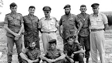 Příslušníci 890. praporu Výsadkářské brigády izraelské armády s náčelníkem...