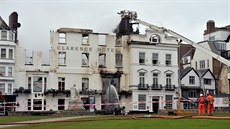 Z patrn nejstarího anglického hotelu zbyla po poáru jen fasáda (29. íjna...