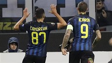 Antonio Candreva oslavuje vítzný gól v utkání mezi Interem Milán a...