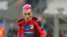 Martin Zeman z Viktorie Plze� proti dv�ma obránc�m Astry Giurgiu.