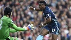 SKVLÝ ZÁKROK. Petr ech v dresu Arsenalu zasahuje proti Adamovi Traorému z...