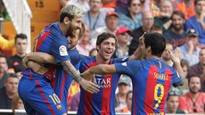 Fotbalisté Barcelony v čele s Lionelem Messim oslavují gól proti Valencii