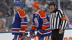 Wayne Gretzky (uprostřed) se směje po debatě s rozhodčím a Glennem Andersonem v...