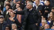 ZPÁTKY. Trenér Manchester United José Mourinho diriguje své sv��ence v utkání...