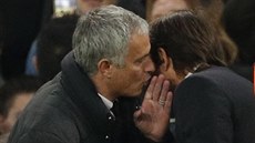 Trenér Manchester United po utkání diskutuje s kouem Chelsea Antoniem Contem.
