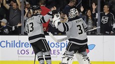 Slovenská branká� Peter Budaj oslavuje vít�zství nad Vancouverem Canucks