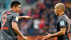 Fotbalisté Bayernu Mnichov Robert Lewandowski a Arjen Robben v utkání nmecké...