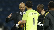 DOBRÁ PRÁCE. Trenér Pep Guardiola si po vítzství nad West Bromem plácá s...