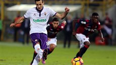 Nicola Kalini� z Fiorentiny prom��uje penaltu na h�i�ti Boloni v utkání italské...