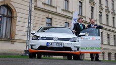 Vláda propaguje nízkoemisní dopravu. Na tři roky si od ČEZ zapůjčila vůz e-Golf.