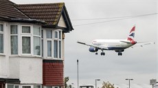 Letadlo pistávající na letiti Heathrow ve Velké Británii. Ilustraní foto