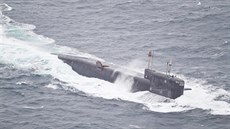Ruská ponorka třídy Delta IV doprovází flotilu Barentsovým mořem