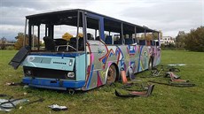 Vrak starého autobusu nkdo odstavil u vltavské cyklostezky