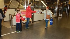 B�ezin�ve�tí fotbalisté rozdávají deník Metro ve stanici Ládví.
